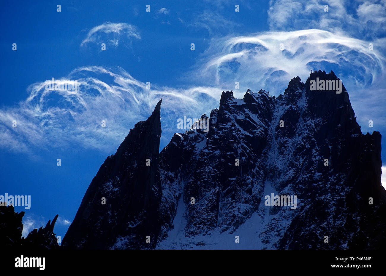 Cime Alpine stagliano alta altitudine nuvole Foto Stock