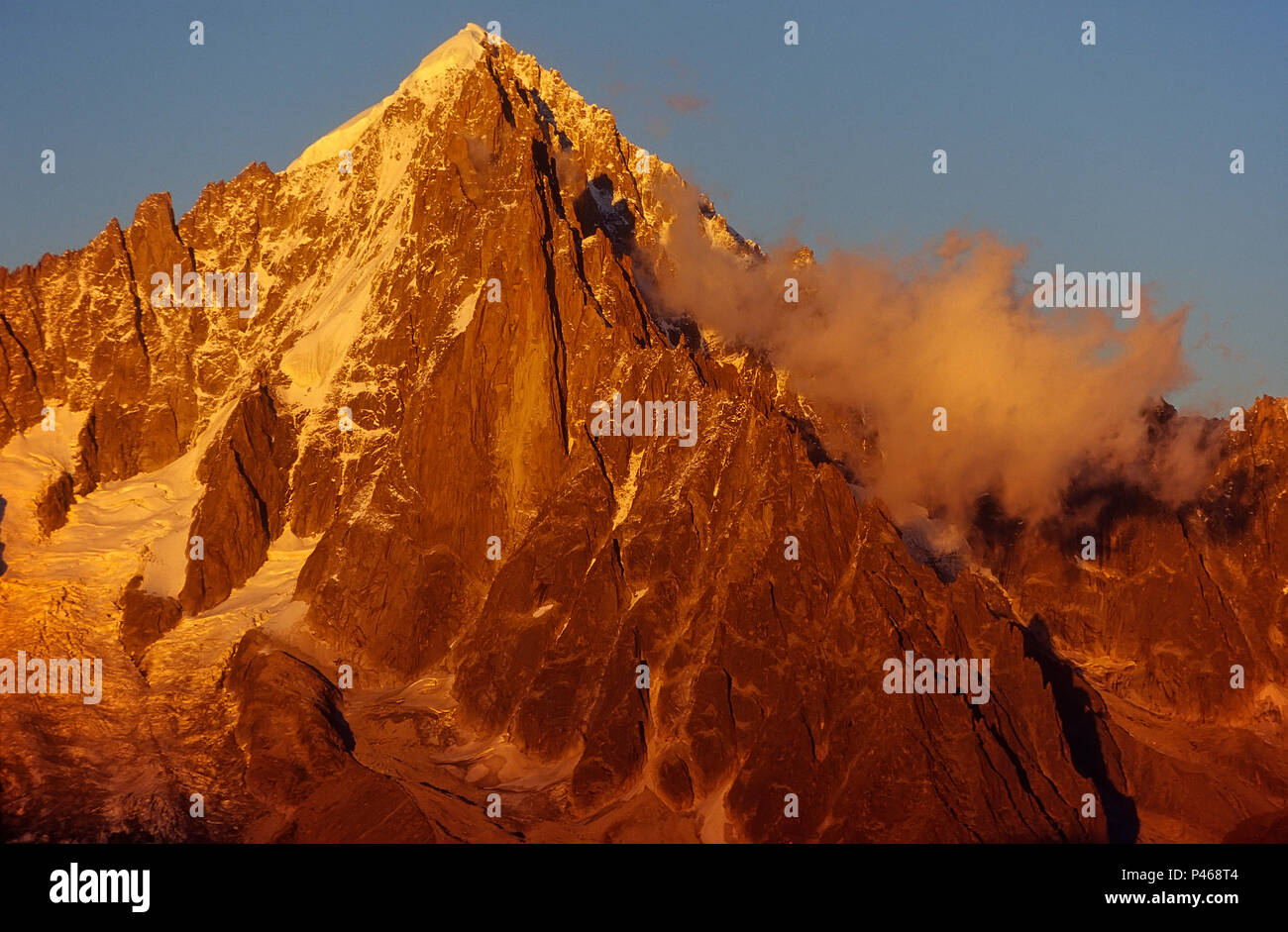 Superba luce della sera in flames de Pierre cresta dell'Aiguille verte sulle Alpi francesi, Chamonix, Francia Foto Stock