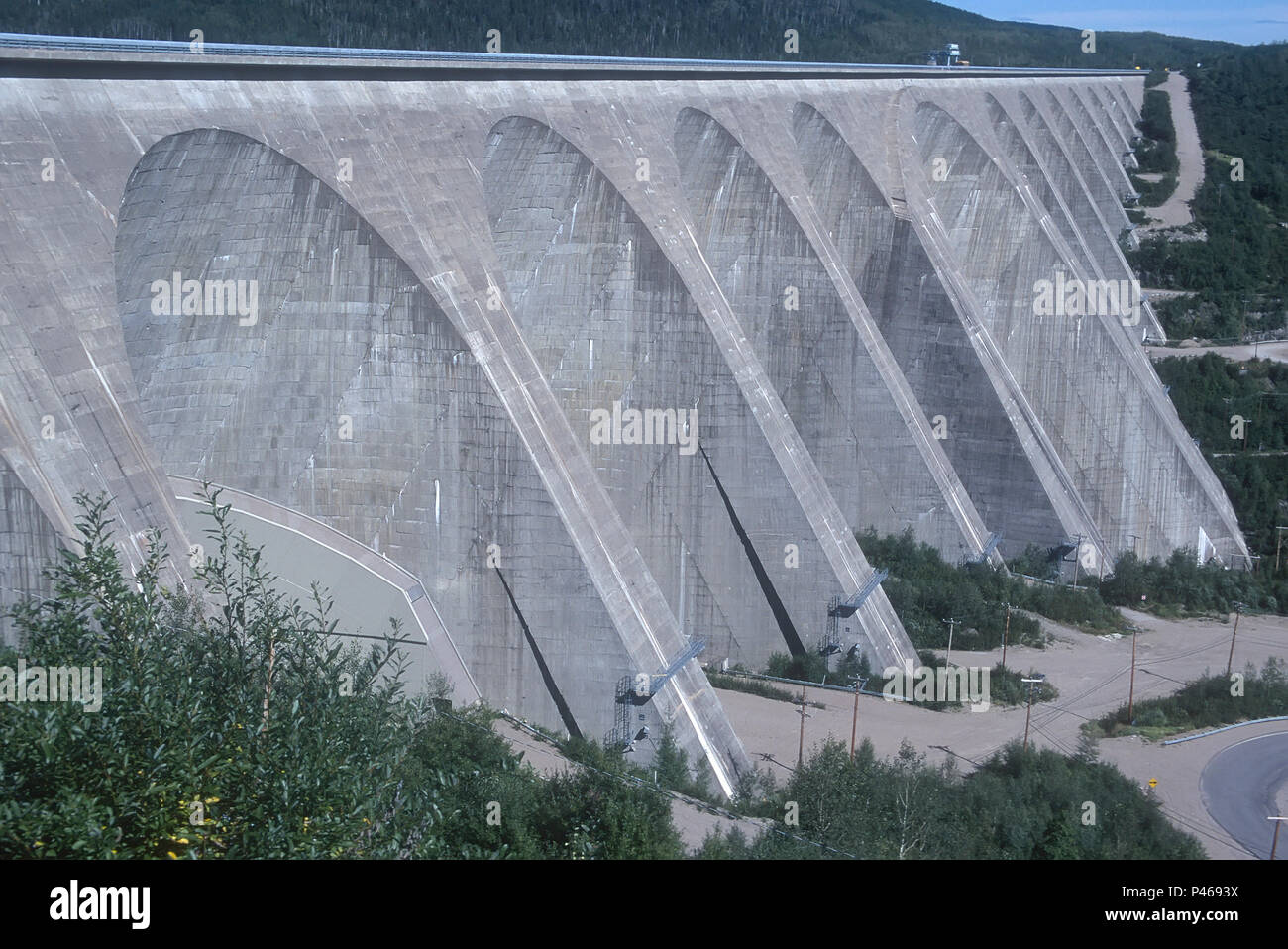 La massiccia Daniel Johnson Dam, noto anche come maniaco 5, sul fiume  Manicougan in Québec Canada. È la più grande diga del suo tipo in tutto il  mondo Foto stock - Alamy