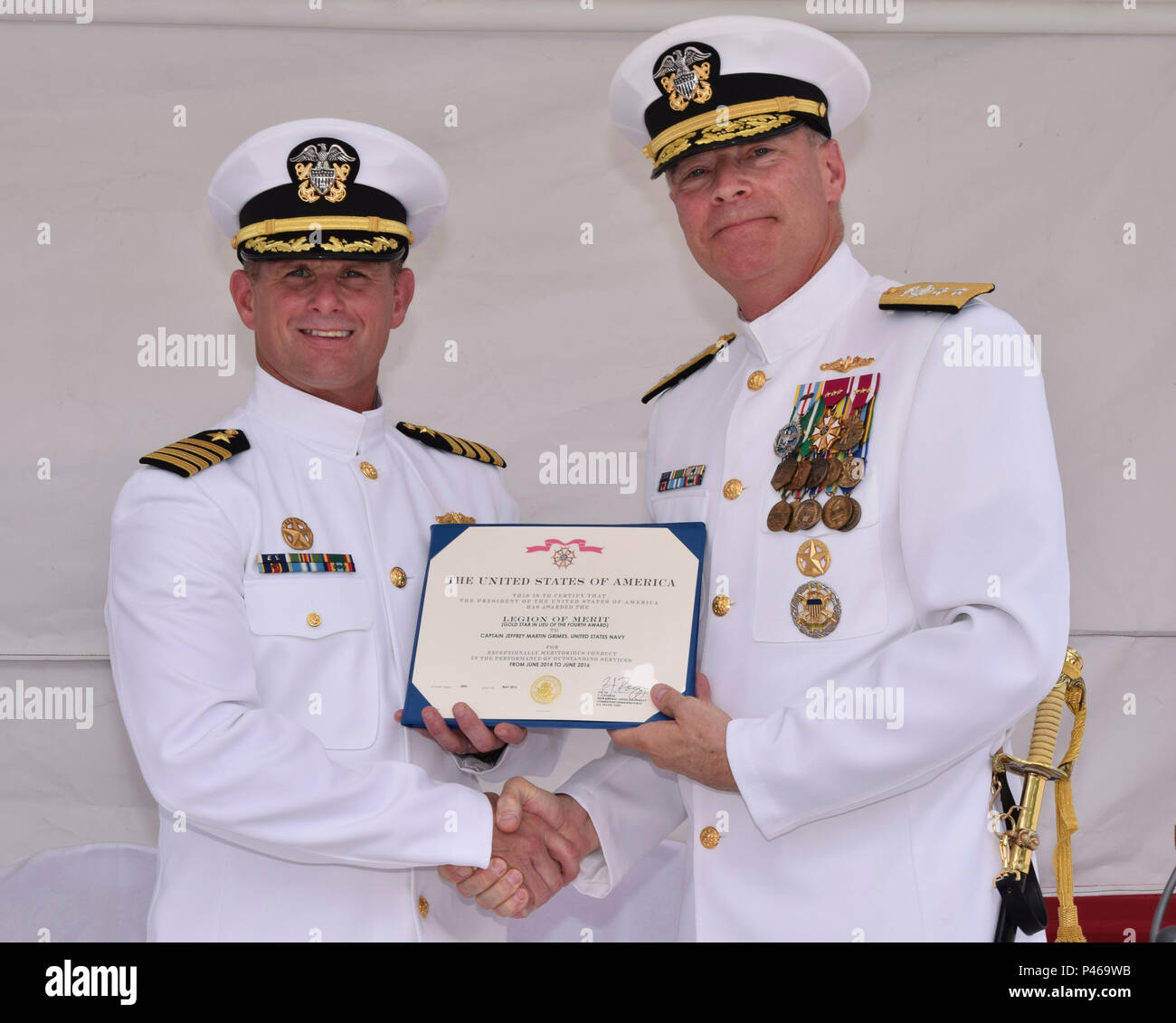 SANTA RITA, Guam (20 giugno 2016) - Capt. Jeffrey M. Grimes, sinistra, riceve la legione di Merit Award dalla parte posteriore Adm. Frederick J. Roegge, diritto, durante il cambiamento di comando cerimonia per la Squadriglia Sommergibili 15 (COMSUBRON 15). Il cap. David G. Schappert alleviato Capt. Jeffrey M. Grimes come il comandante della COMSUBRON 15. (U.S. Foto di Marina di Massa Specialista comunicazione marinaio Daniel Willoughby/RILASCIATO) Foto Stock