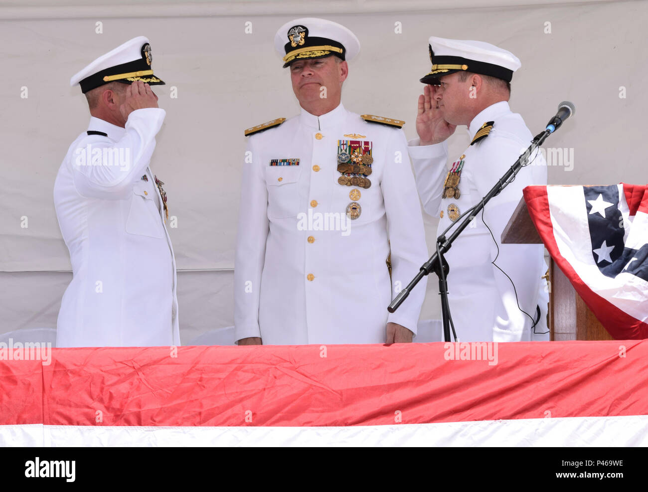 SANTA RITA, Guam (20 giugno 2016) - Capt. David G. Schappert, destra, allevia Capt. Jeffrey M. Grimes, sinistra, come il comandante della Squadriglia Sommergibili 15 (COMSUBRON 15) mentre Adm posteriore. Frederick J. Roegge, centro, sovrintende a. (U.S. Foto di Marina di Massa Specialista comunicazione marinaio Daniel Willoughby/RILASCIATO) Foto Stock