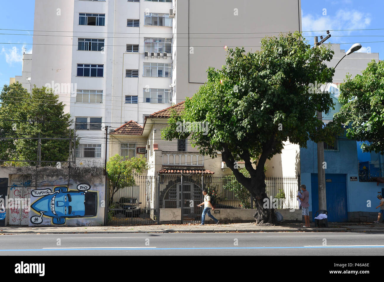 RIO DE JANEIRO, RJ - 22/09/2014: SOBRADOS - Casa com carro estacionado na garagem no Bairro da Tijuca, Rua Dr. Sataminia. (Foto: Celso Pupo / Fotoarena) Foto Stock