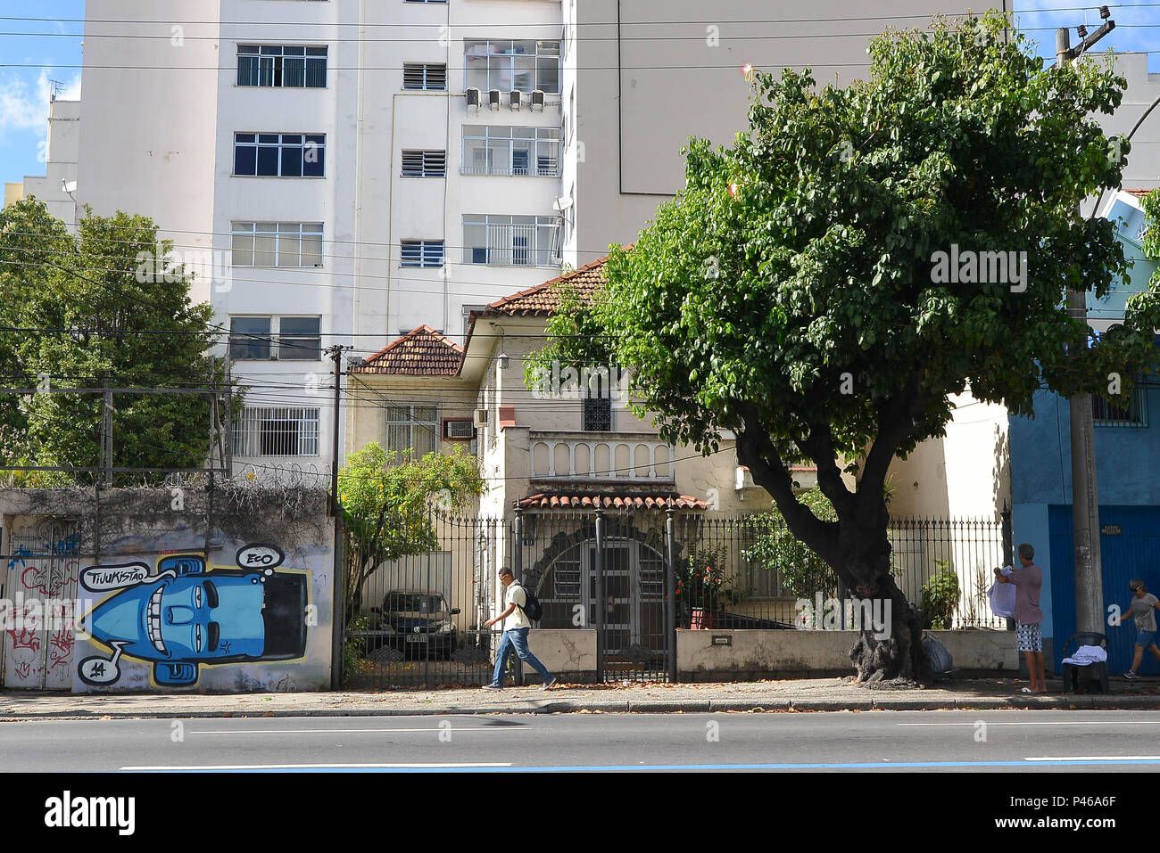 RIO DE JANEIRO, RJ - 22/09/2014: SOBRADOS - Casa com carro estacionado na garagem no Bairro da Tijuca, Rua Dr. Sataminia. (Foto: Celso Pupo / Fotoarena) Foto Stock