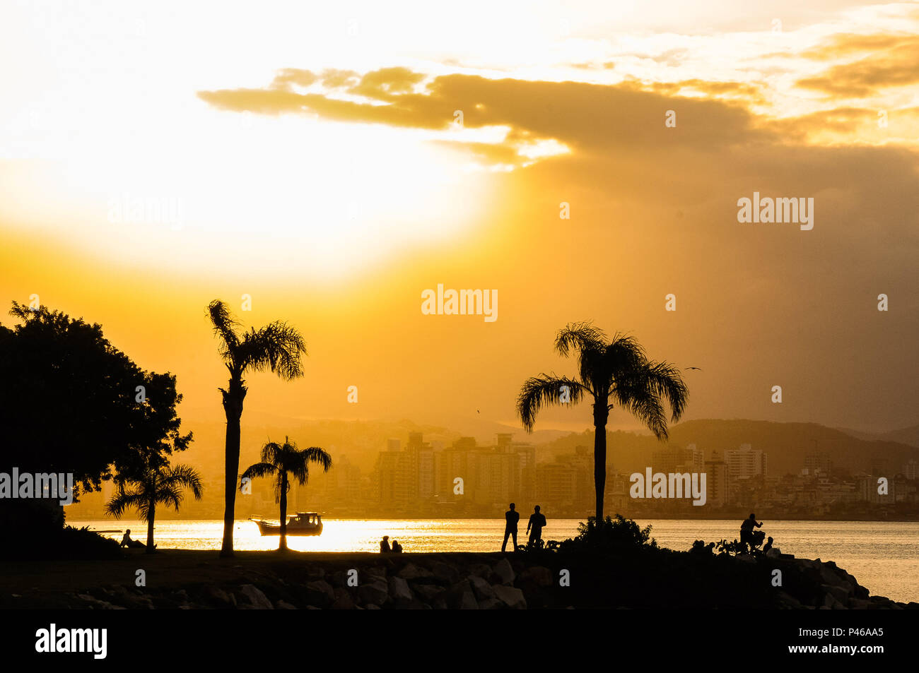 FLORIANÓPOLIS, SC - 02/10/2014: COTIDIANO - Cena do cotidiano em fim de tarde na Avenida Beira-Mar Norte em Florianópolis. (Foto: Cadu Rolim / Fotoarena) Foto Stock