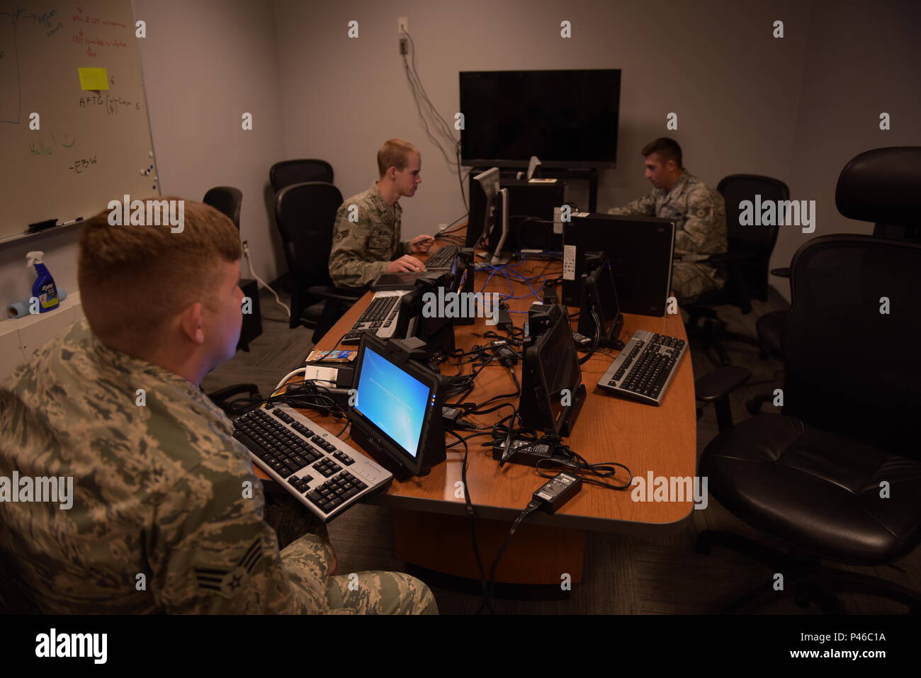 Ohio Air National Guard Senior Airman Aaron Linn, sinistra, Senior Airman Giosia Watson, centro e Staff Sgt. Kenneth cavalcavia, 178mo Volo di comunicazione , configurare le compresse e attivare i driver Giugno 7, 2016 a Alpena Combat Readiness Training Center, Alpena Michigan. Linn, Watson, e cavalcavia lavorato sull'hardware del computer durante un 32 a 64 bit del processo di aggiornamento. Linn, Watson, e cavalcavia ha aiutato le comunicazioni locali shop nel compiere la loro annuale allenamento estivo. (Ohio Air National Guard Foto di Master Sgt. Seth grattacieli Skidmore) Foto Stock