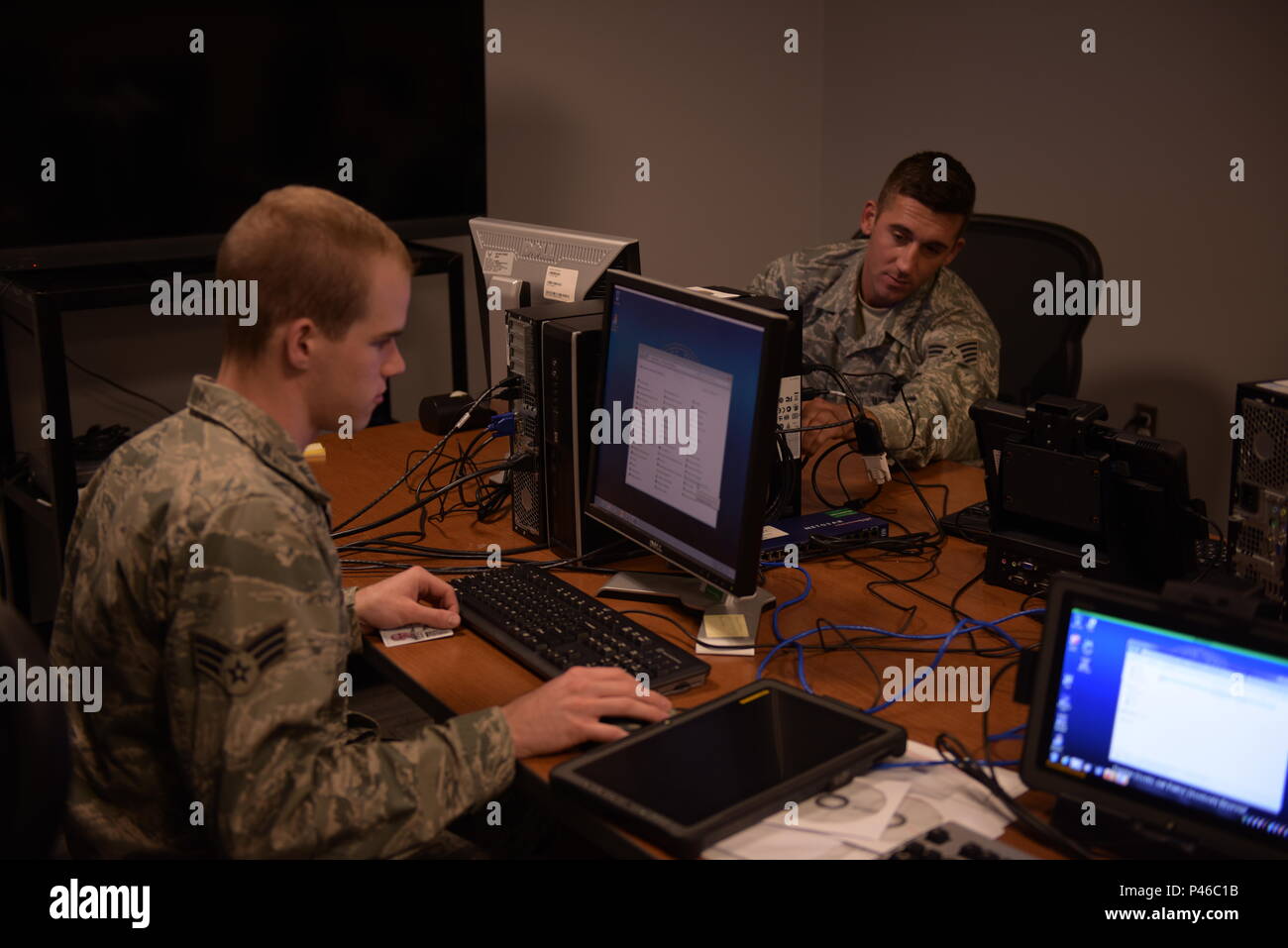 Ohio Air National Guard Senior Airman Giosia Watson, a sinistra e lo Staff Sgt. Kenneth cavalcavia, 178mo Volo di comunicazione, configurare compresse e attivare i driver Giugno 7, 2016 a Alpena Combat Readiness Training Center, Alpena Michigan. Watson, e cavalcavia lavorato sull'hardware del computer durante un 32 a 64 bit del processo di aggiornamento. Watson, e cavalcavia ha aiutato le comunicazioni locali shop nel compiere la loro annuale allenamento estivo. (Ohio Air National Guard Foto di Master Sgt. Seth grattacieli Skidmore) Foto Stock