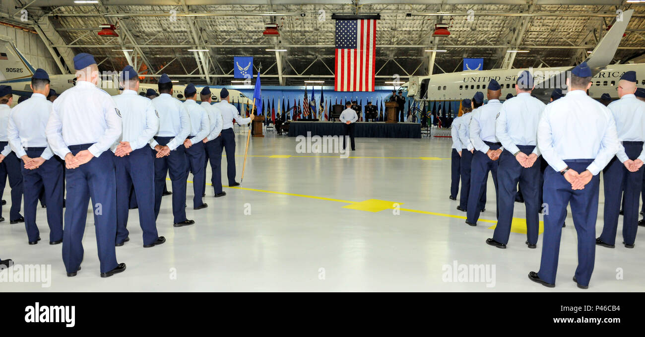 Col. Christopher Thompson, 89Airlift Wing vice comandante, conduce la 89AW in quattro formazioni, come essi partecipare alla 89AW di cambiamento di comando cerimonia alla base comune Andrews, Md., 17 giugno 2016. Col. John C. Millard rinunciato a comando per Col. Casey D. Eaton, che supervisionerà il 89AW, un combattimento-pronto ala di oltre 1.100 aviatori e fornisce la speciale missione Airlift airlift e sostegno al presidente, vice presidente, membri del gabinetto, lottatori comandanti e altri alti funzionari militari e dirigenti eletti, il sostegno alla Casa Bianca, Air Force capo del personale e di mobilità in aria le missioni di comando. (U Foto Stock