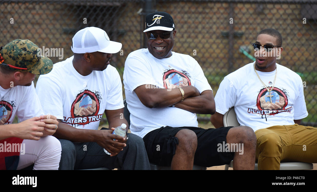 Washington cittadini membri del team (da sinistra a destra) Blake Treinen, lanciatore, Jacque Jones, assistente di colpire pullman, Johnnie "polveroso" Baker, manager e Ben Revere, outfielder, fare un Q&A con i bambini del personale militare presso il Major League Baseball giocatori fiducia Clinica Città della gioventù del baseball clinica su base comune Andrews, Md., 28 giugno 2016. I giocatori la fiducia, DC Grays, una Cal Ripken Collegiata Baseball League team e OSU Metro coordinato questo evento. Più di un centinaio di bambini hanno partecipato alla clinica, ricevendo il coaching da collegiata e professional i giocatori di baseball, nonché libero baseballs, g Foto Stock