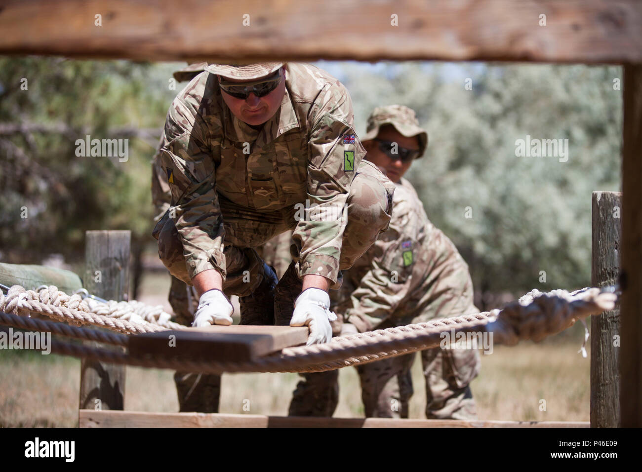 U.K. Soldato lancia Cpl. Gerry Goldie del 154reggimento scozzese, Royal Logistic Corps, attraversa un ostacolo durante la reazione di Leadership corso a sostegno del Golden Coyote esercitazione a West Camp rapido, S.D., 17 giugno 2016. Il Golden Coyote è un esercizio a tre-fase, scenario di esercizio di condotta condotta in Black Hills del Sud Dakota e Wyoming, quali comandanti permette di concentrarsi sulla missione requisiti essenziali per lo svolgimento delle attività e le attività del guerriero e punte di battaglia. (U.S. Esercito foto di Spc. Kristen Root/rilasciato) Foto Stock