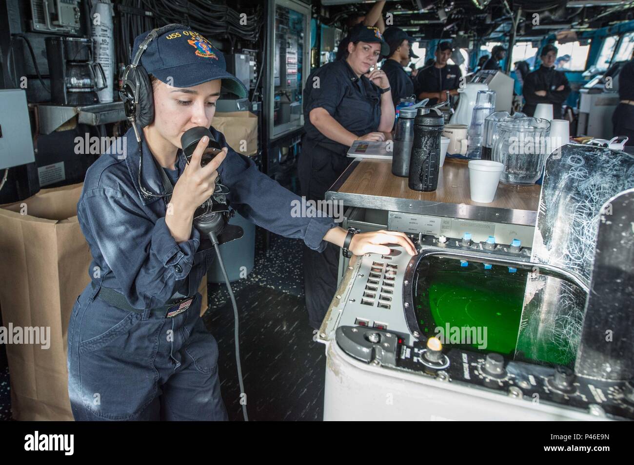 160628-N-XB010-028 PANAMA CANAL (28 giugno 2016) le operazioni specialista di terza classe Michelle Sanchez, assegnato alla Harper's Ferry-classe dock anfibio sbarco nave USS Oak Hill (LSD 51), si erge la portata del radar guardate come Oak Hill transiti recentemente allargato sul Canale di Panama. Per commemorare la recente espansione del canale, Oak Hill ha condotto una visita di porta in Rodman, Panama e ospitato un ricevimento per i funzionari locali e diplomatici di Stati Uniti e partner commerciali. Oak Hill è attualmente implementato NEGLI STATI UNITI 4a flotta area di responsabilità. (U.S. Foto di Marina di Massa lo specialista di comunicazione di terza classe Desmon Foto Stock