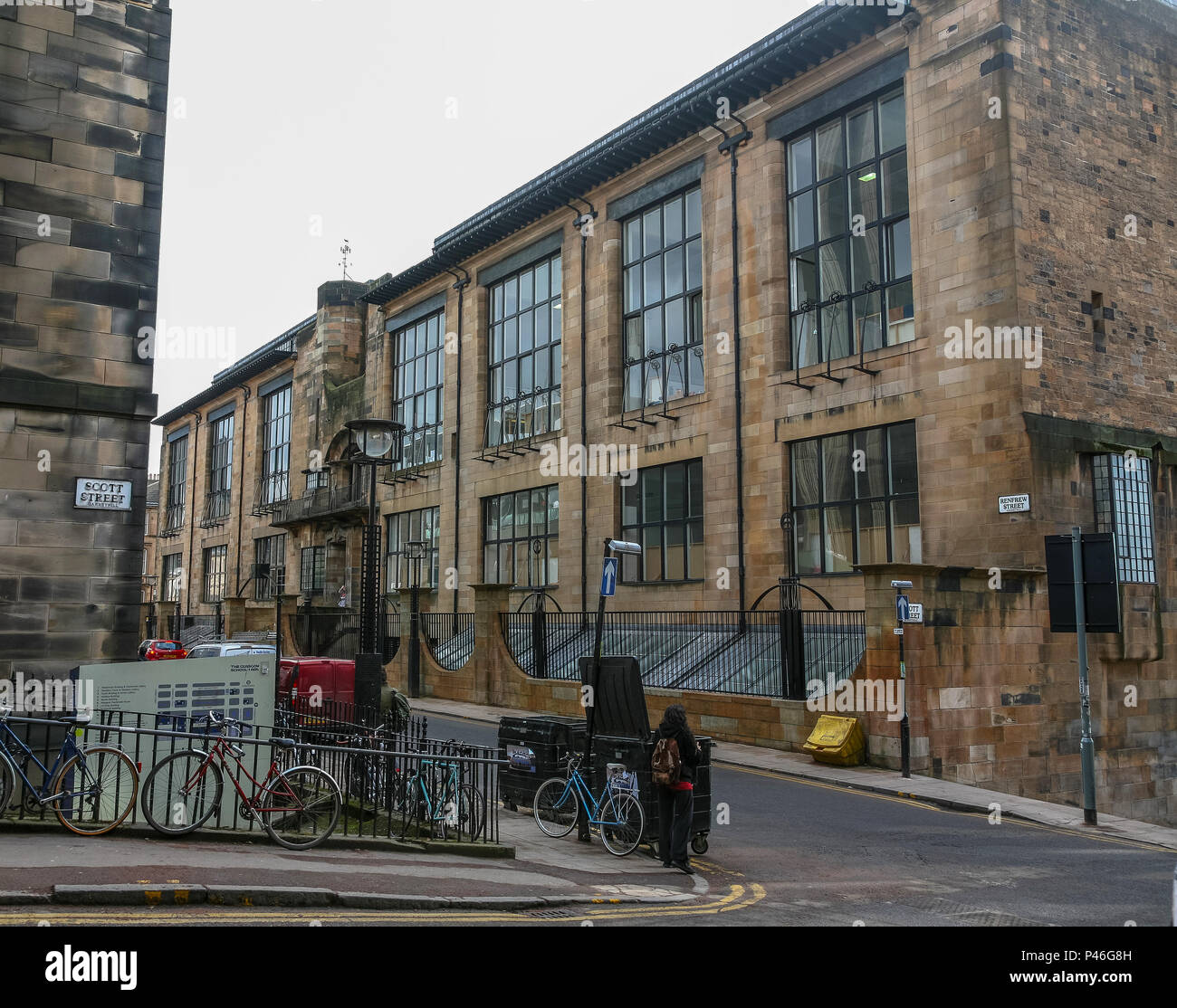 Foto scattata prima gli incendi della porta e ingresso al Charles Rennie Mackintosh progettato Glasgow School of Art di Glasgow, Scotland, Regno Unito Foto Stock