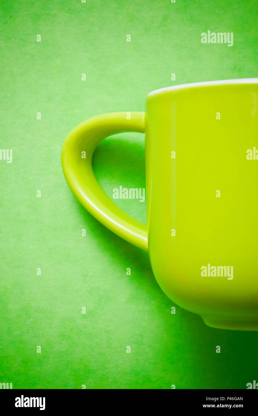 Verde per la tazza del caffè su uno sfondo verde Foto Stock