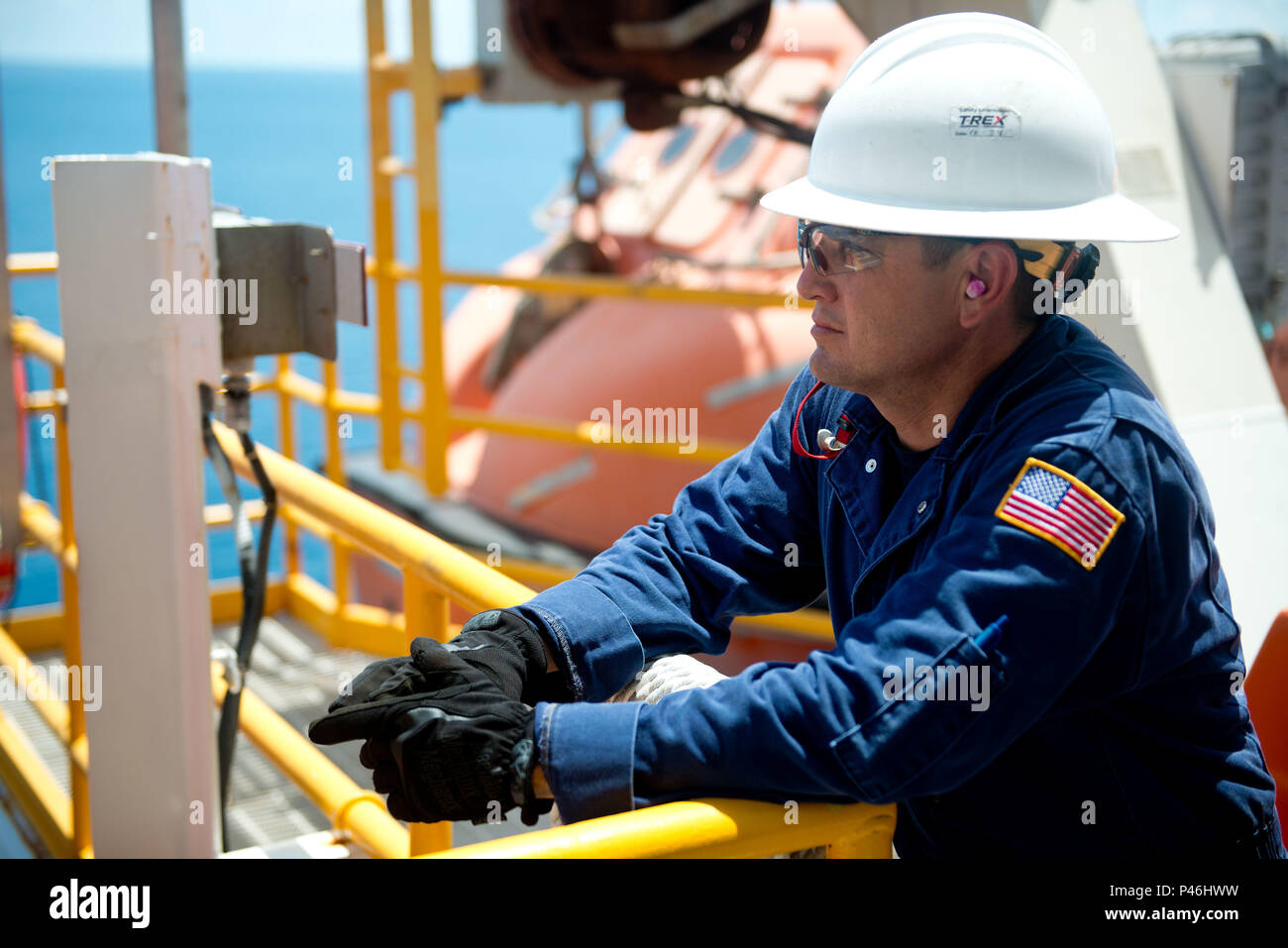 Chief Warrant Officer Eddie Martinezlopez ispeziona un piattaforma di olio di circa 160 miglia fuori Galveston, Texas, 28 giugno 2016. Ispezionare le piattaforme petrolifere assicura alle aziende sono in seguito la giusta sicurezza proceedures e rimanendo nella protezione ambientale linee guida. Stati Uniti Coast Guard foto di Sottufficiali di terza classe Dustin R. Williams Foto Stock