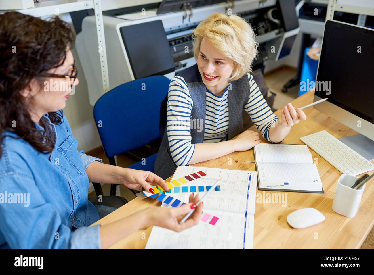 I colleghi a discutere di tavolozza di colori in office Foto Stock