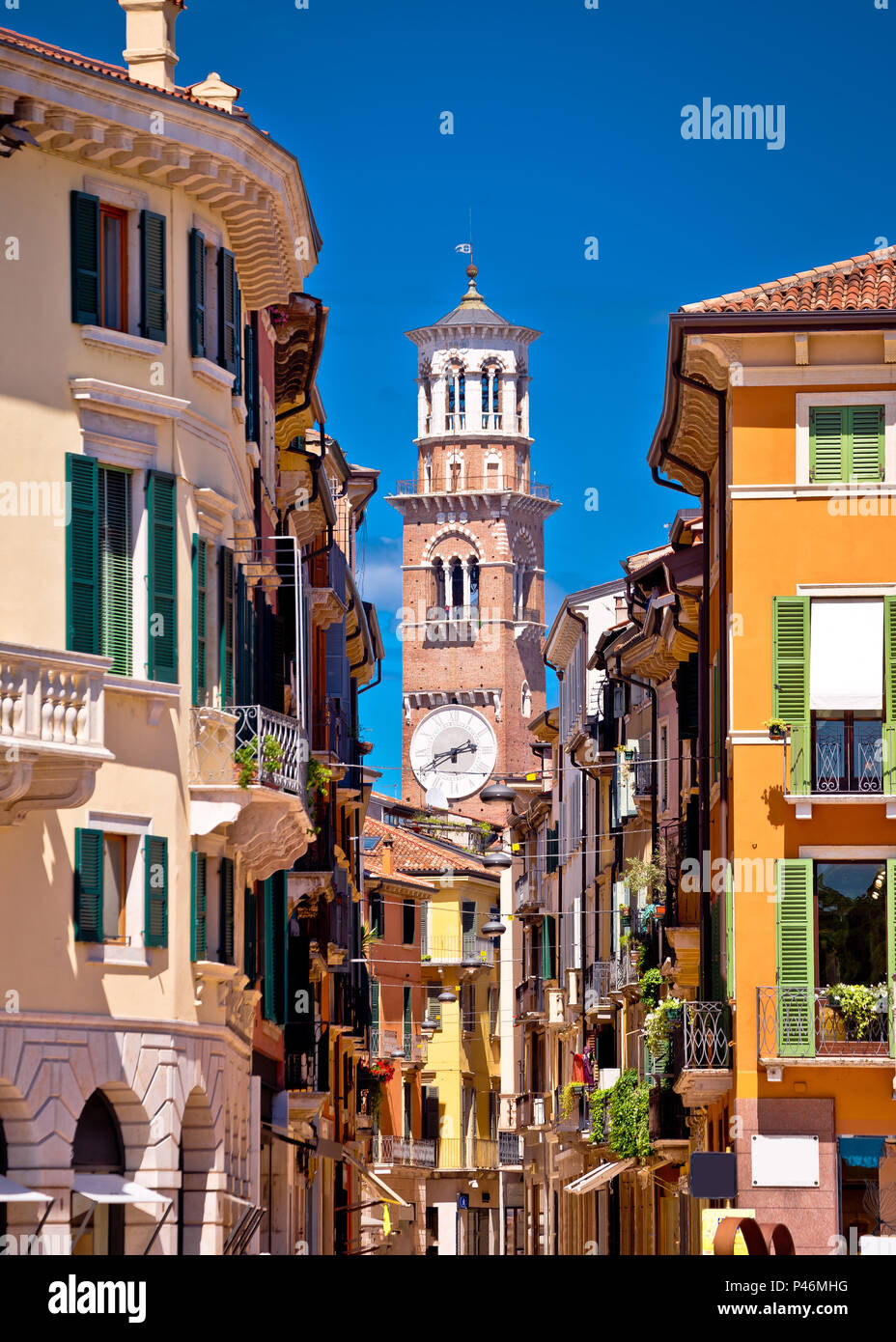 Verona colorato street e la Torre dei Lamberti vista, destinazione turistica in Veneto Foto Stock
