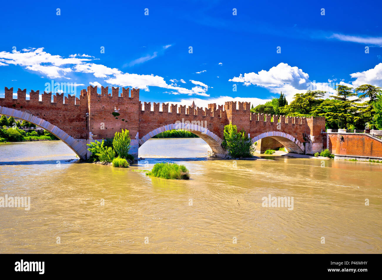 Castelvecchio ponte sul fiume Adige a Verona, famoso punto di riferimento nella destinazione turistica in Veneto Foto Stock