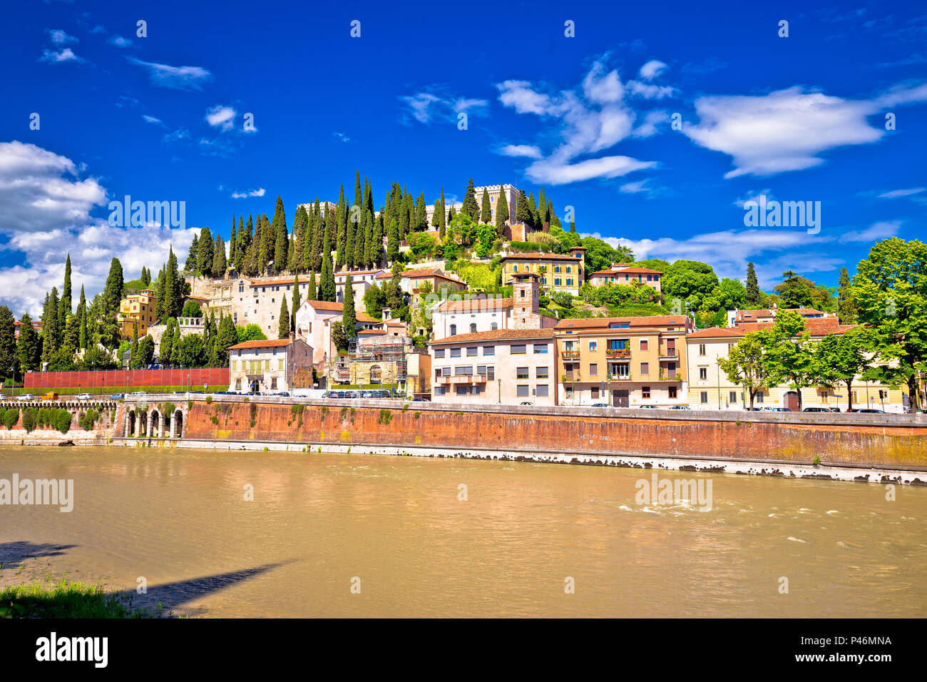 Verona la città dal fiume Adige vista sul ponte, regione italiana Veneto Foto Stock