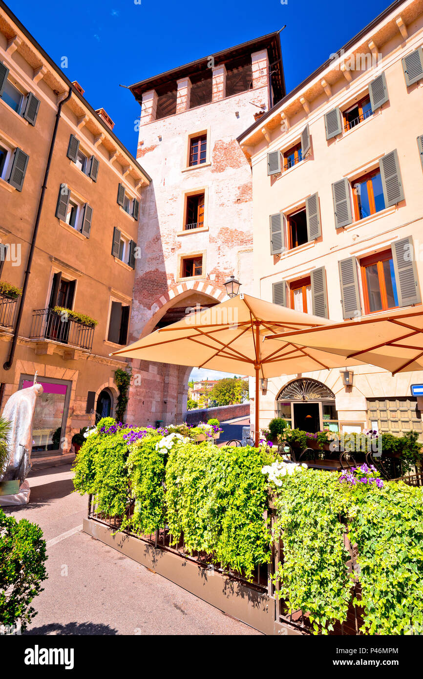 Italian street e il cafe in vista di Verona, destinazione turistica in Veneto Foto Stock