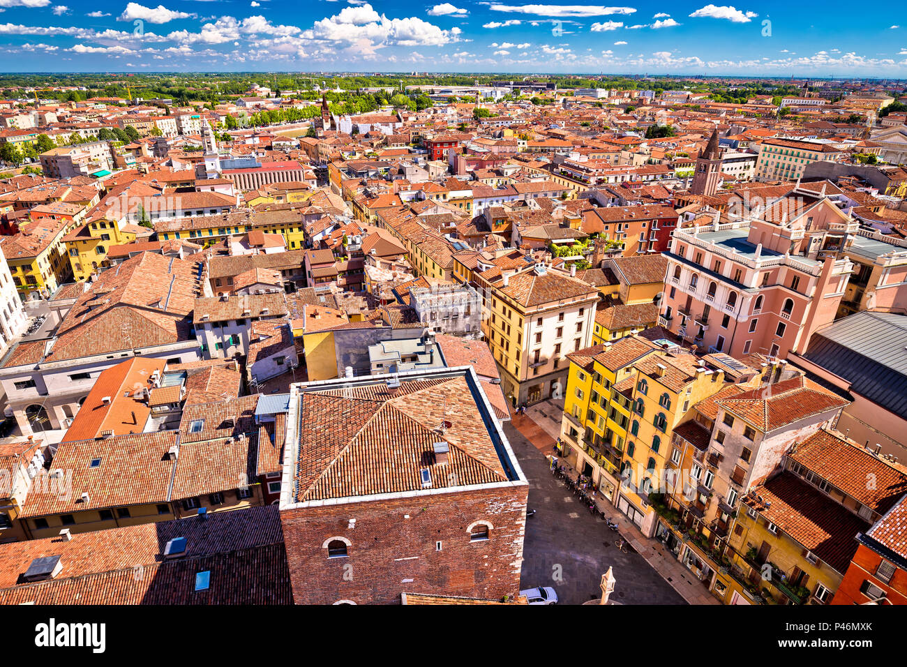 Città di Verona vista aerea dalla Torre dei Lamberti, i tetti della città vecchia, regione italiana Veneto Foto Stock