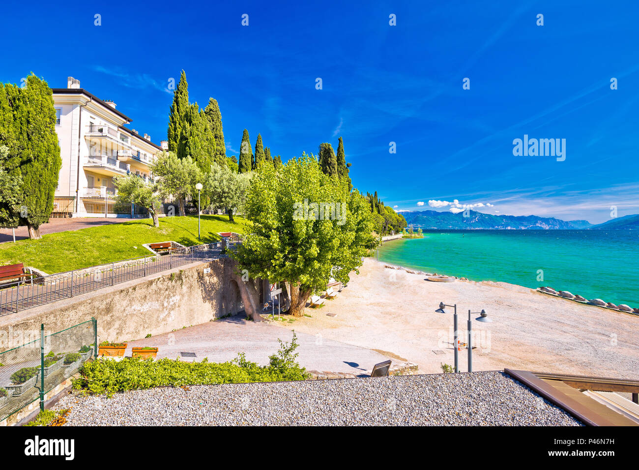 Lago di Garda spiaggia in vista di Sirmione, regione Lombardia di Italia Foto Stock