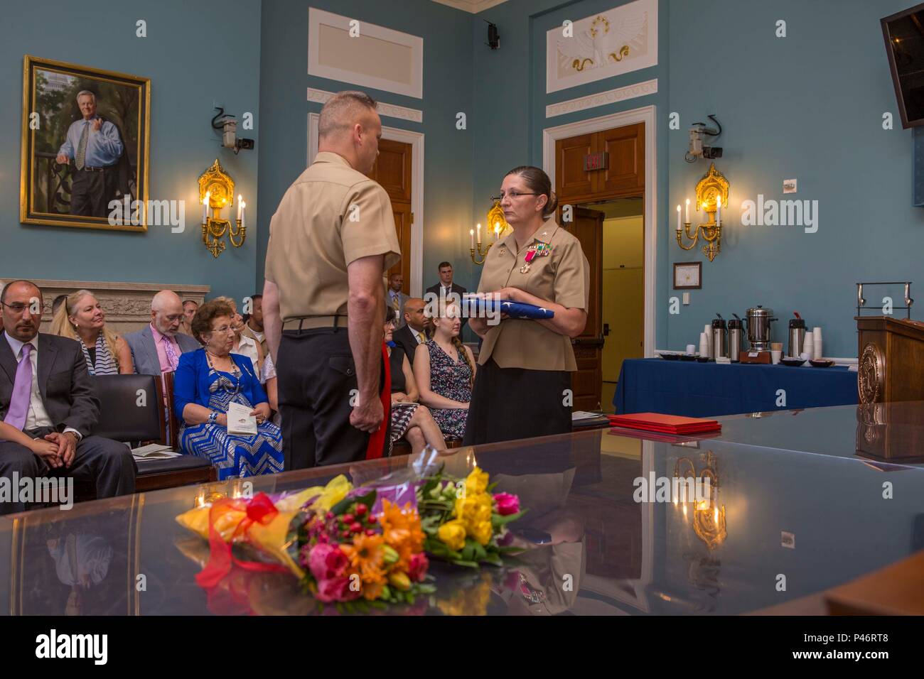 Stati Uniti Marine Corps Col. Melanie A. Kasssar, Manpower liason officer, ufficio degli Affari Legislativi, riceve una pensione di bandiera da Briga. Gen. David J. Furness, assistente legislativo per il comandante, Kassar durante il pensionamento di cerimonia presso la Casa dei Rappresentanti, U.S. Capitol Building, Washington D.C., il 30 giugno 2016. Kassar riprovata dopo aver servito per 25 anni negli Stati Uniti Marine Corps. (U.S. Marine Corps photo by Lance Cpl. Stephon L. McRae) Foto Stock