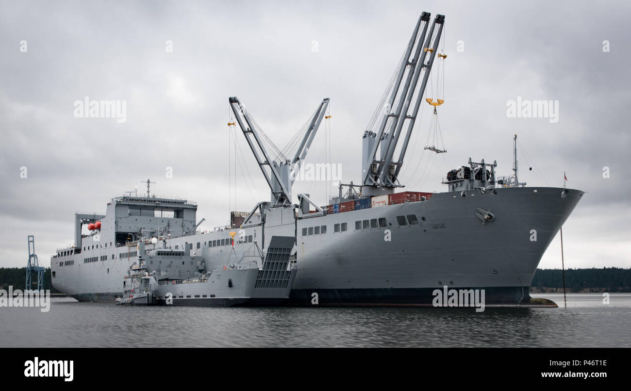 Isola indiano, nello Stato di Washington (13 giugno 2016) - USAV generale Brehon B. Somervell (LSV-3) carica di contenitori da militari di comando Sealift grandi e medie velocità, roll-on/roll-off nave USNS Bob Hope (T-AKR 300) durante la logistica comune Over-The-Shore 2016 (JLOTS '16) JLOTS '16 è una joint-servizio, basati su uno scenario progettato per simulare la catastrofe e assistenza umanitaria nella Cascadia zona di subduzione. (U.S. Foto di Marina di Massa lo specialista di comunicazione 2a classe Eric Chan/rilasciato) Foto Stock