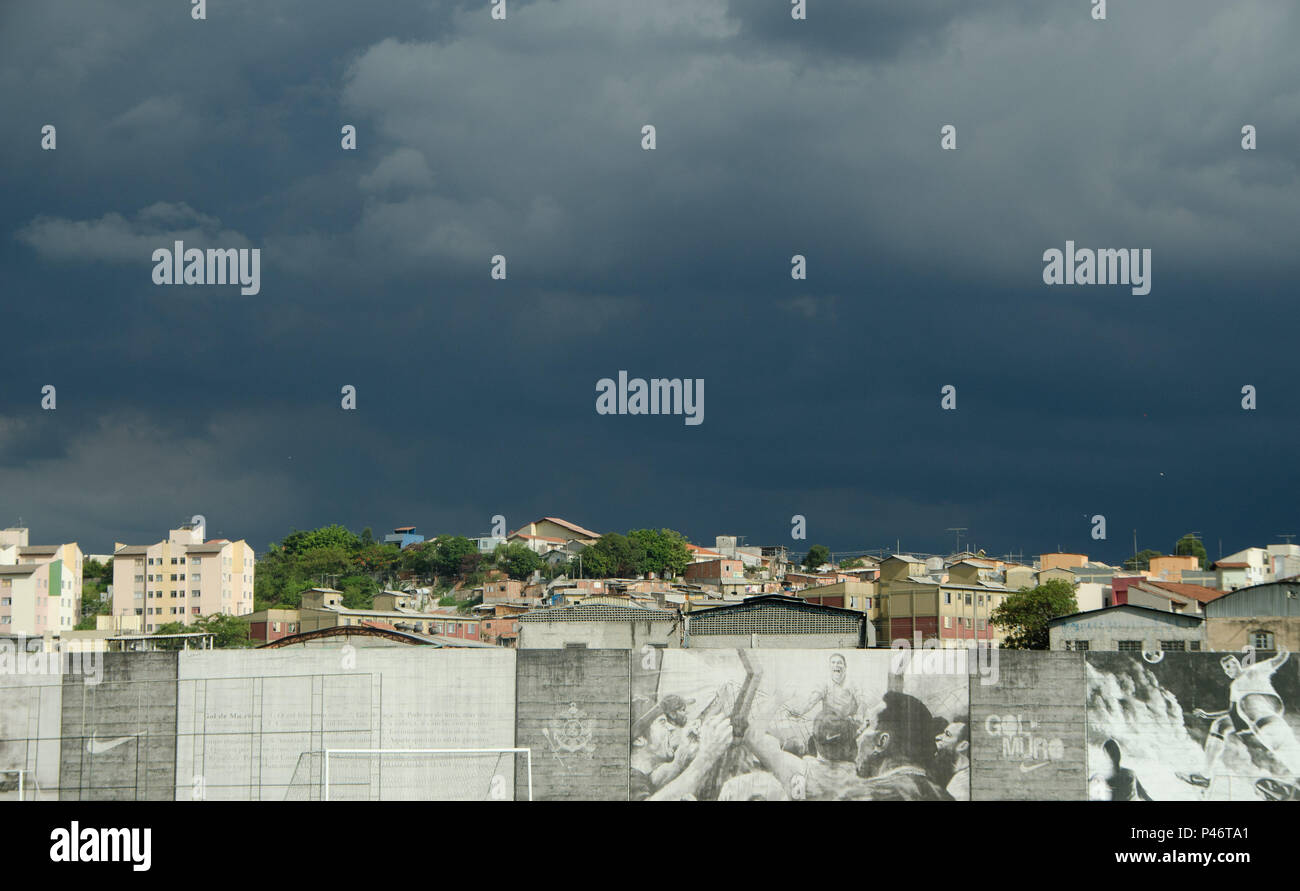 SÃO PAULO, SP - 25/11/2014: CLIMA TEMPO - Um forte temporale forma se na tarde desta Terça-Feira, nas imediações fare CT Joaquim grava, Zona Leste de São Paulo. (Foto: Gero / Fotoarena) Foto Stock