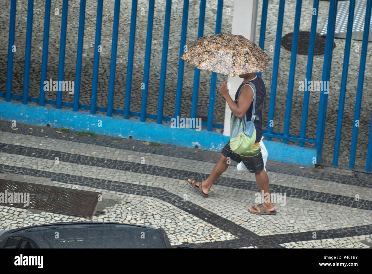 RIO DE JANEIRO, RJ - 26/11/2014: CLIMA NO RIO DE JANEIRO - Chove moderadamente no Bairro da Tijuca, zona norte da cidade, pedestre usam guarda chuvas para se proteger. (Foto: Celso Pupo / Fotoarena) Foto Stock