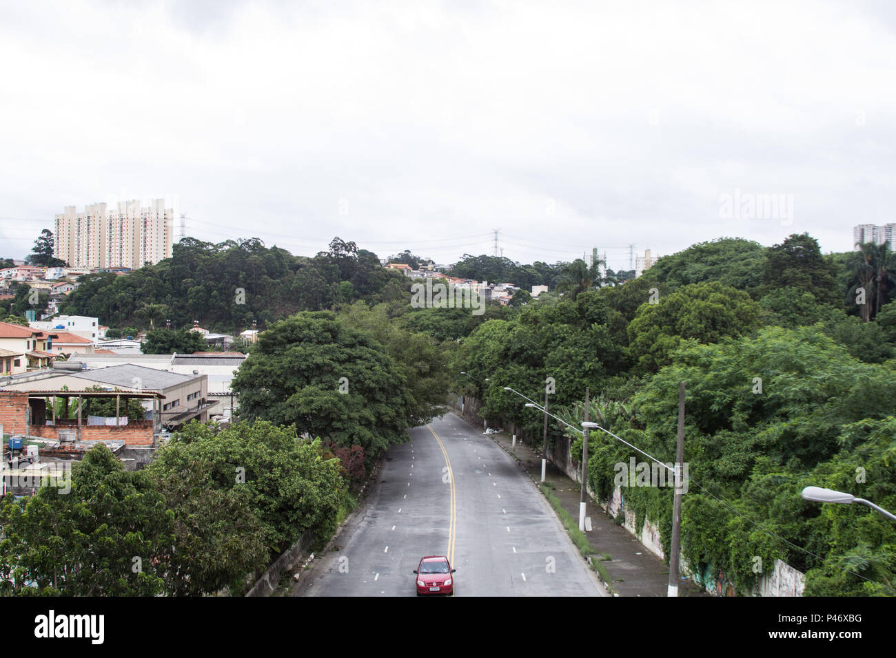 SÃO PAULO, SP - 24/12/2014: CLIMA EM SÃO PAULO - Clima encoberto na região do JD. Monte Kemel, Zona Sul da capitale, na tarde de hoje. Un previsão do tempo para a noite de Natal é de ritmo fechado e pencadas de chuva. (Foto: Walmor Carvalho / Fotoarena) Foto Stock