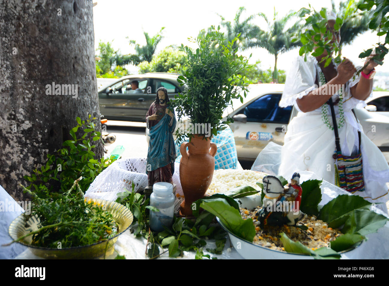 SALVADOR, BA - 26/12/2014: ÚLTIMA SEXTA-FEIRA DO ANO EM SALVADOR - (Benzedeiras e rezadeiras) Na última Sexta-feira do ano, em Salvador, fiéis sobem una colina Sagrada para pedir bençãos e agradecer ao Senhor do Bonfim, na Igreja do Bonfim. Para os devotos fare candomblé una sexta-feira é o dia dedicado ao orixá Oxalá, que no sincretismo é o Senhor do Bonfim - Gesù. Neste dia, veste-se o branco em reverência ao pai maior dos Orixás, Oxalá. Várias missas campais são celebradas duranti o dia, desde come cinco da manhã. Em frente a igreja, há também come bençãos dadas por seguidores de religiões de matriz Foto Stock