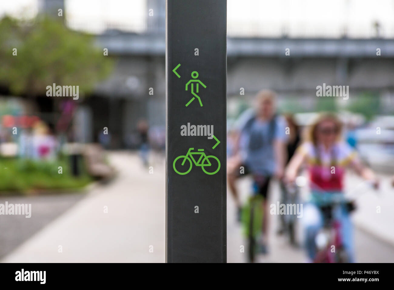 Segno per i pedoni e i ciclisti in città pubblico park Lane Foto Stock