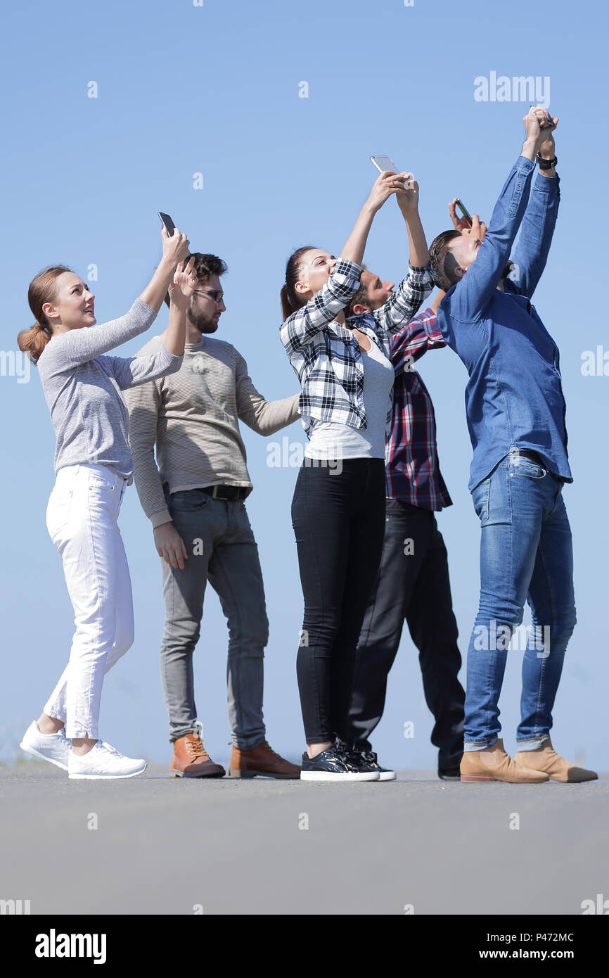 Vista posteriore. happy amici facendo un selfie. Foto Stock