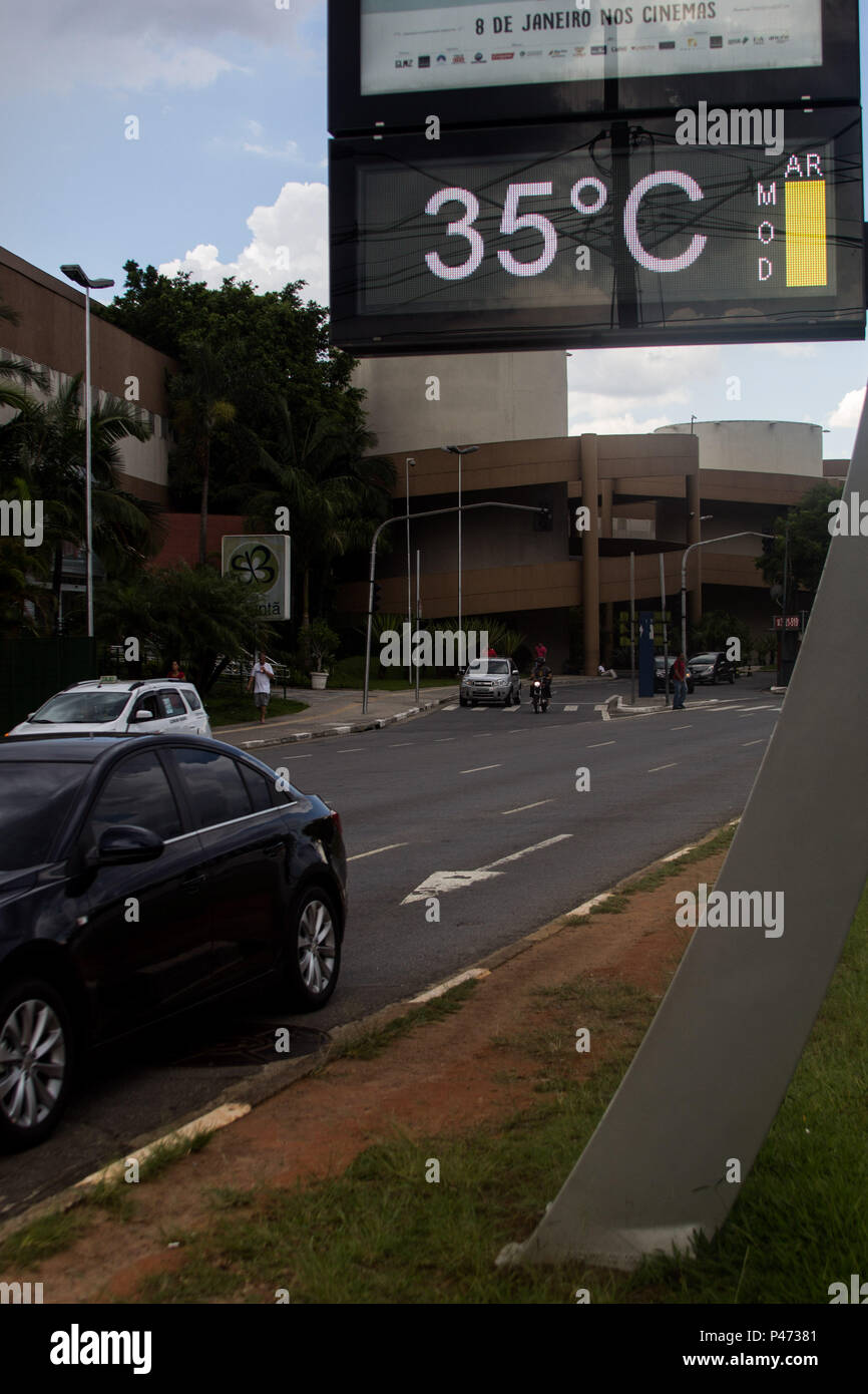 SÃO PAULO, SP - 12/01/2015: CLIMA EM SÃO PAULO - Relógio de rua marca 35º na Praça Severino Carossa, cruzamento com a Avenida del prof. Francisco Morato, Zona SUl da capitale. Un previsão do tempo para hoje é de sol e altas temperaturas, com fortes pancadas de chuva à tarde e à noite. (Foto: Walmor Carvalho / Fotoarena) Foto Stock