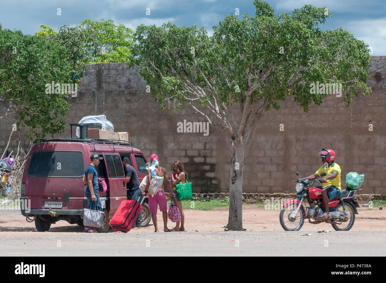 GUANAMBI, BAHIA - 20/12/2014: LOCAIS E PAISSAGENS DO MUNICÍPIO DE GUANAMBI - Transporte clandestino. (Foto: Mourão Panda / Fotoarena) Foto Stock