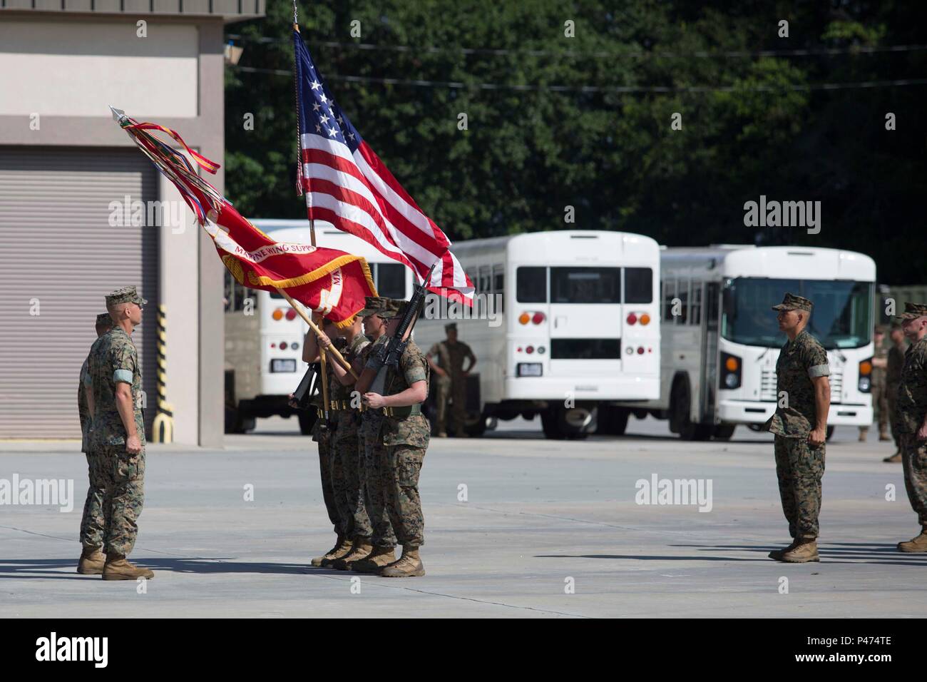 Durante una cerimonia formale al MCAS Beaufort, il Marine Wing Support Squadron 273 è stato rinominato Marine Wing Support Detachment 31. Ciò riflette un'iniziativa più ampia del corpo dei Marines per ristrutturare le unità di supporto a terra dell'aviazione al fine di migliorare l'efficacia della missione, la preparazione e le capacità logistiche. I marines presenti osservano il protocollo e le insegne delle unità durante l'evento ufficiale che segna la transizione. Foto Stock