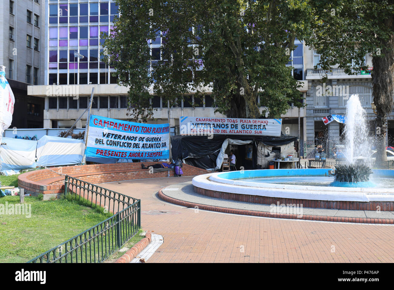 BUENOS AIRES, Argentina - 21/01/2015: PRAÇA DE MAIO - a Praça de Maio (em castelhano Plaza de Mayo) é un principal Praça do Centro da Cidade de Buenos Aires, Argentina. A Praça sempre foi o centro da vida política de Buenos Aires, desde un época até coloniale a atualidade. Seu nome comemora un Revolução de Maio de 1810, que iniciou o processo de independência das colônias da região do sul da América do Sul. Un Associação dos civile Veteranos de Guerra é um dos movimentos que mantem acampamento fixo na Praça de Maio para reivindicar auxílios saúde e financeiro. Foto: Andre Chaco / Fotoarena (Limita Foto Stock