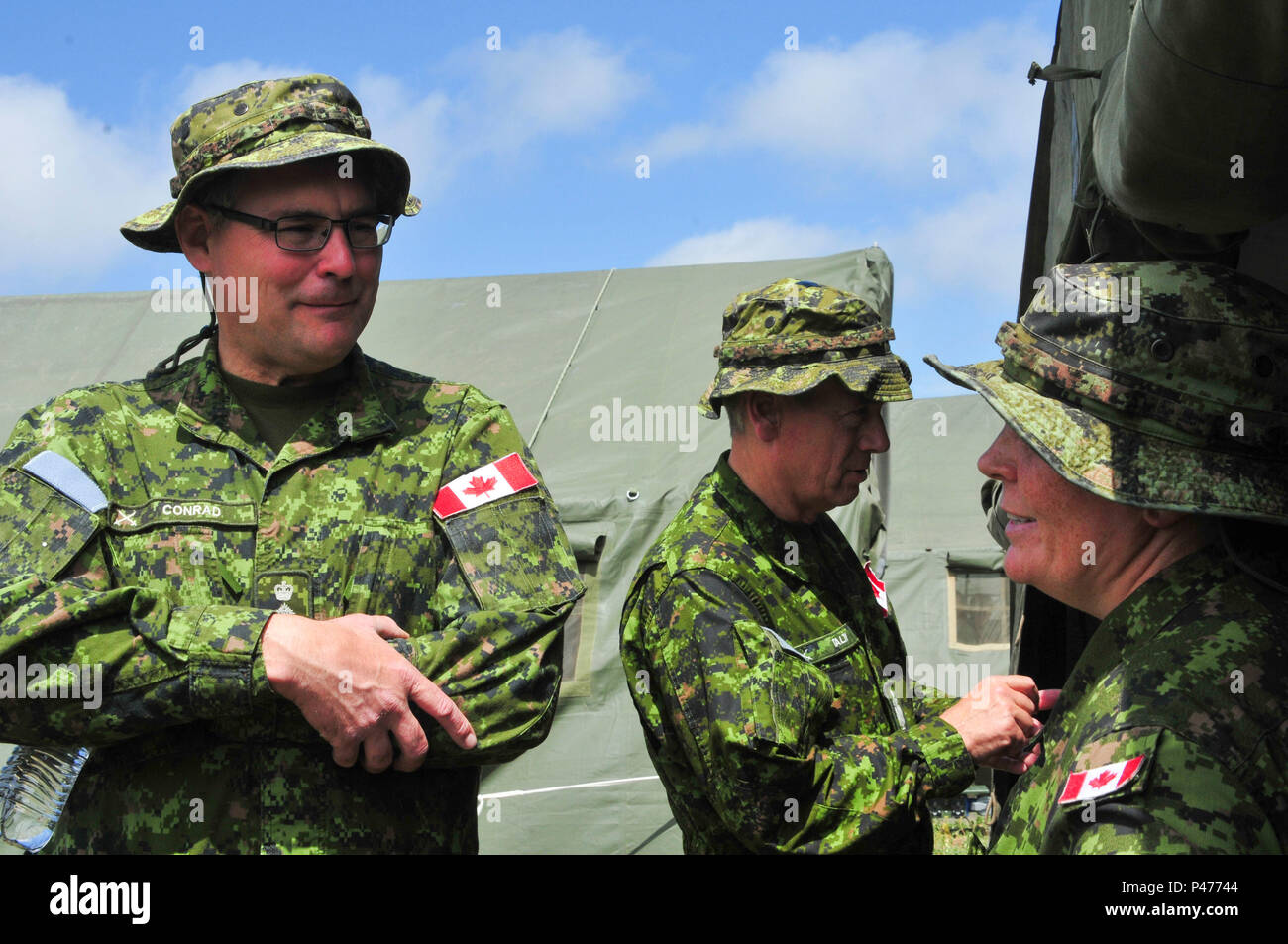 Esercito canadese Col. John Conrad, comandante del 41 Brigata canadese Gruppo, soddisfa con esercito canadese Chief Clerk Sgt. Elsa Luft in avanti una base operativa Custer, Custer, S.D., 15 giugno 2016. Il Golden Coyote è un esercizio a tre-fase, scenario di esercizio di condotta condotta in Black Hills del Sud Dakota e Wyoming, quali comandanti permette di concentrarsi sulla missione requisiti essenziali per lo svolgimento delle attività e le attività del guerriero e punte di battaglia. (U.S. Esercito foto di Spc. Robert West /rilasciato) Foto Stock