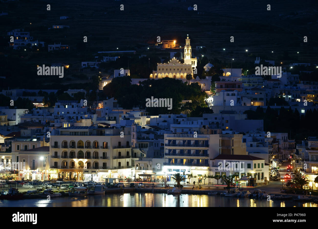 Città Tinos di notte, isola di Tinos, Cicladi Grecia Foto Stock