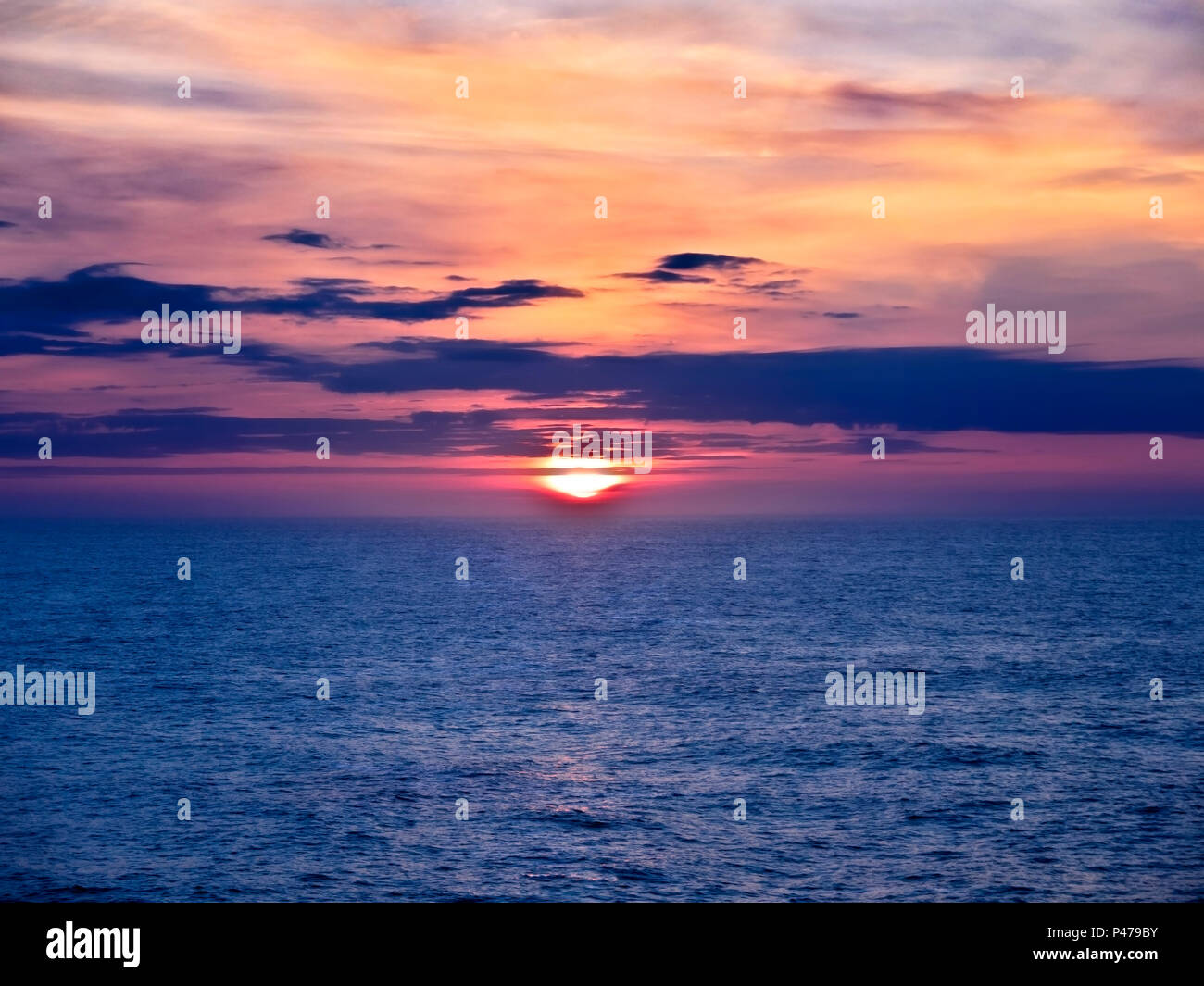 Bel rosso tramonto al mare, mare del Nord, nei pressi di Norvegia Foto Stock