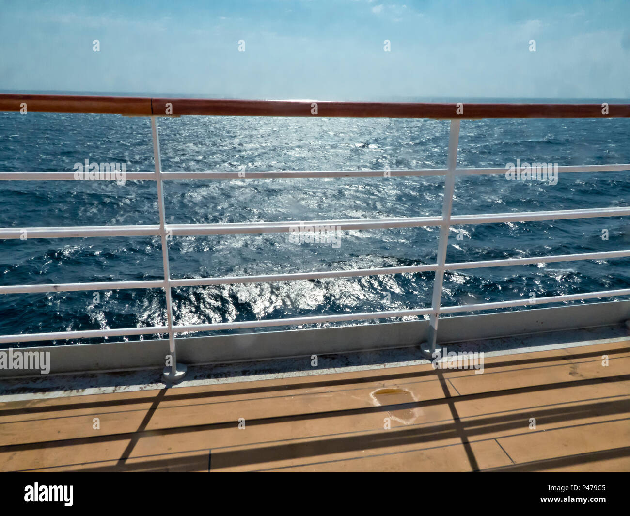 Creative fantasiosa contemporanea immagine artistica del ponte di nave in mare con riflessioni di Sun Foto Stock