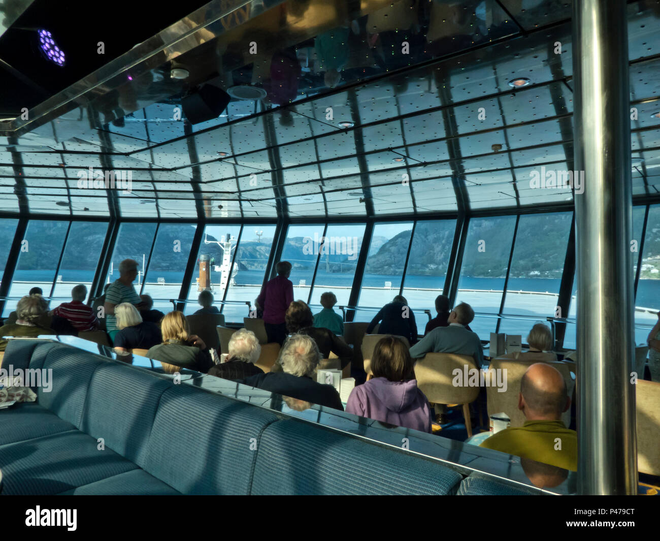 La crociera lungo la Norvegia fiordi,persone stanno godendo la visione di viste dalla nave lancio anteriore Foto Stock