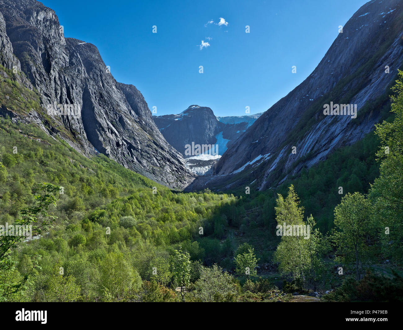 Norvegia, immagine del ghiacciaio tra mantiene, vicino Olden, molla, neve sulle cime dei fissaggi,cielo blu, vicino fiordo anticato Foto Stock