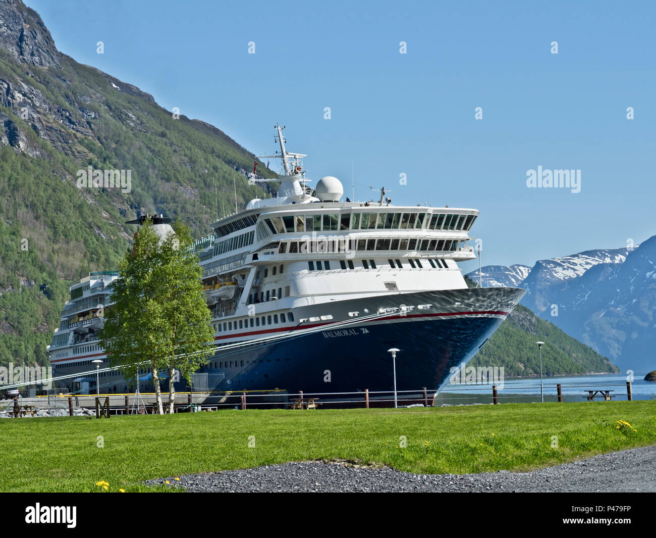 Norvegia fiordo, la nave di crociera Balmoral. HELLESYLT, la molla può, cielo blu Foto Stock