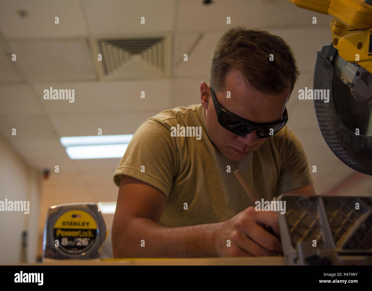 Senior Airman Eric Woolston, 455th Expeditionary ingegnere civile squadrone artigiano strutturali, segna un due di quattro per essere utilizzato nella costruzione di una parete in aria 455th ala Expeditionary Headquarters Building, 20 giugno 2016, Bagram Airfield, Afghanistan. Gli specialisti strutturali hanno una variegata serie di abilità che è usato insieme con materiali specializzati, e attrezzature per la costruzione di numerose strutture che vanno da spogliatoi per emergenza improvvisati Disaster Relief rifugi. (U.S. Air Force foto di Senior Airman Justyn M. Freeman) Foto Stock