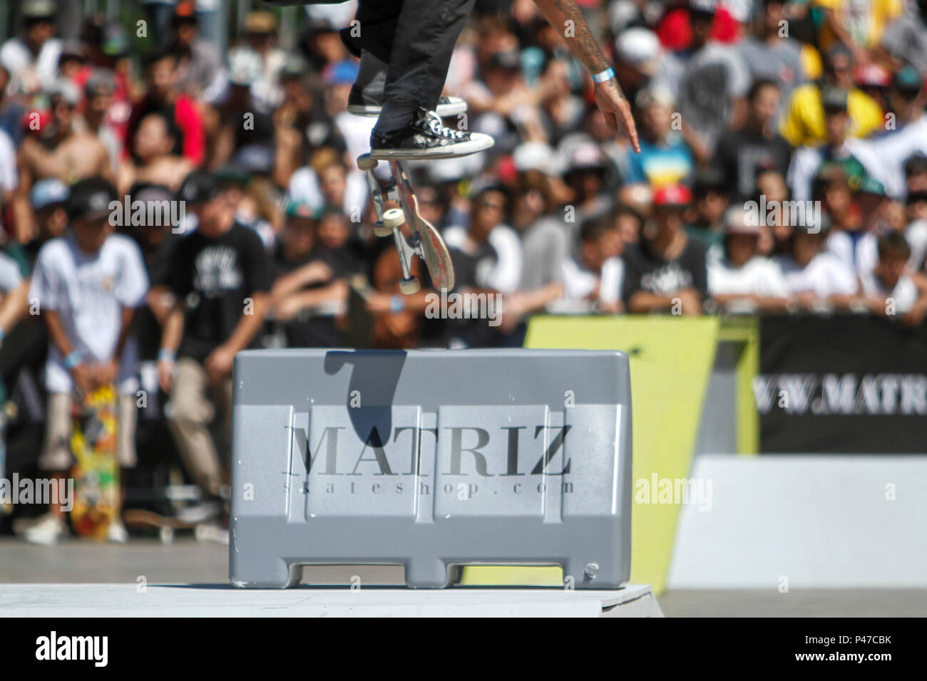 PORTO ALEGRE, RS - 06.12.2014 - ESPORTES - A loja de artigos para pattini Matriz realizou duranti o dia de sábado (06) o seu campeonato Matriz Skate Pro em comemoração ao seu 13˚ aniversário. Os competidores realizaram manobras, deram autógrafos e divertiram una plateia que se amontoava para acompanhar come acrobacias. Foto: Guilherme Testa/FotoArena Foto Stock