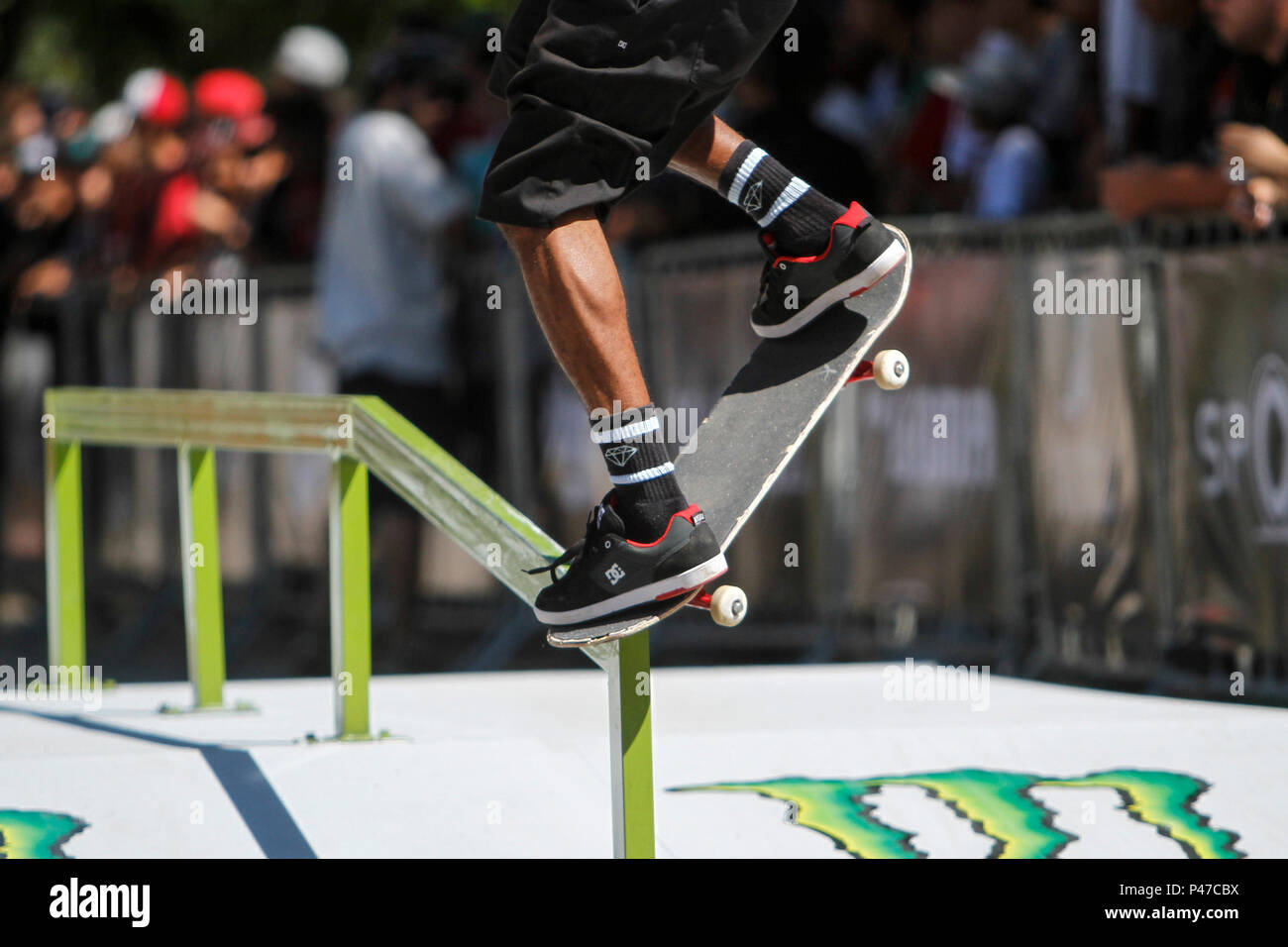 PORTO ALEGRE, RS - 06.12.2014 - ESPORTES - A loja de artigos para pattini Matriz realizou duranti o dia de sábado (06) o seu campeonato Matriz Skate Pro em comemoração ao seu 13˚ aniversário. Os competidores realizaram manobras, deram autógrafos e divertiram una plateia que se amontoava para acompanhar come acrobacias. Foto: Guilherme Testa/FotoArena Foto Stock