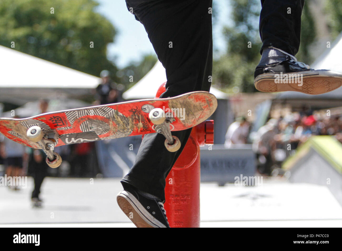 PORTO ALEGRE, RS - 06.12.2014 - ESPORTES - A loja de artigos para pattini Matriz realizou duranti o dia de sábado (06) o seu campeonato Matriz Skate Pro em comemoração ao seu 13˚ aniversário. Os competidores realizaram manobras, deram autógrafos e divertiram una plateia que se amontoava para acompanhar come acrobacias. Foto: Guilherme Testa/FotoArena Foto Stock