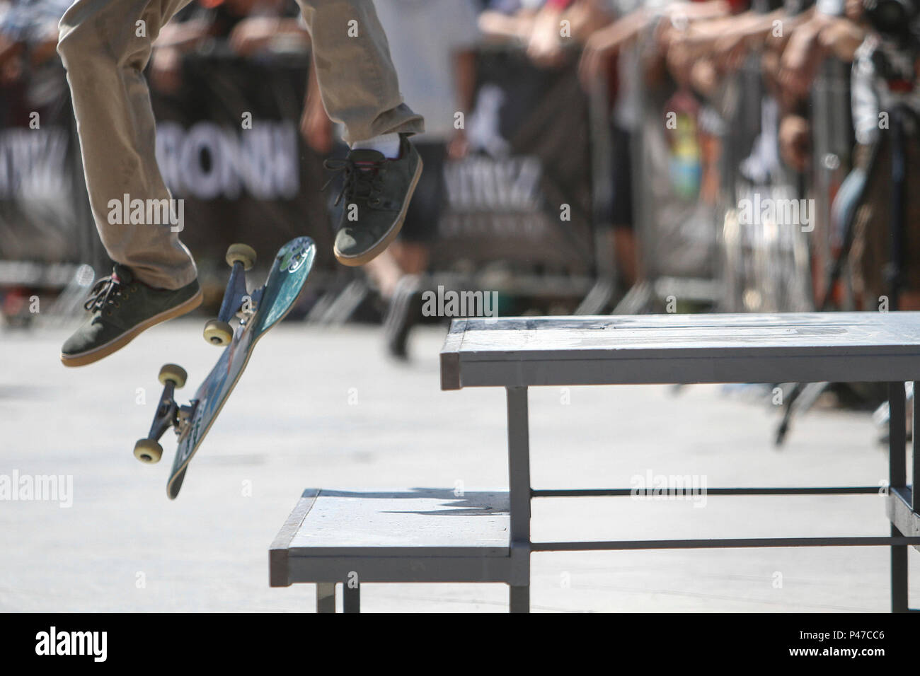 PORTO ALEGRE, RS - 06.12.2014 - ESPORTES - A loja de artigos para pattini Matriz realizou duranti o dia de sábado (06) o seu campeonato Matriz Skate Pro em comemoração ao seu 13˚ aniversário. Os competidores realizaram manobras, deram autógrafos e divertiram una plateia que se amontoava para acompanhar come acrobacias. Foto: Guilherme Testa/FotoArena Foto Stock