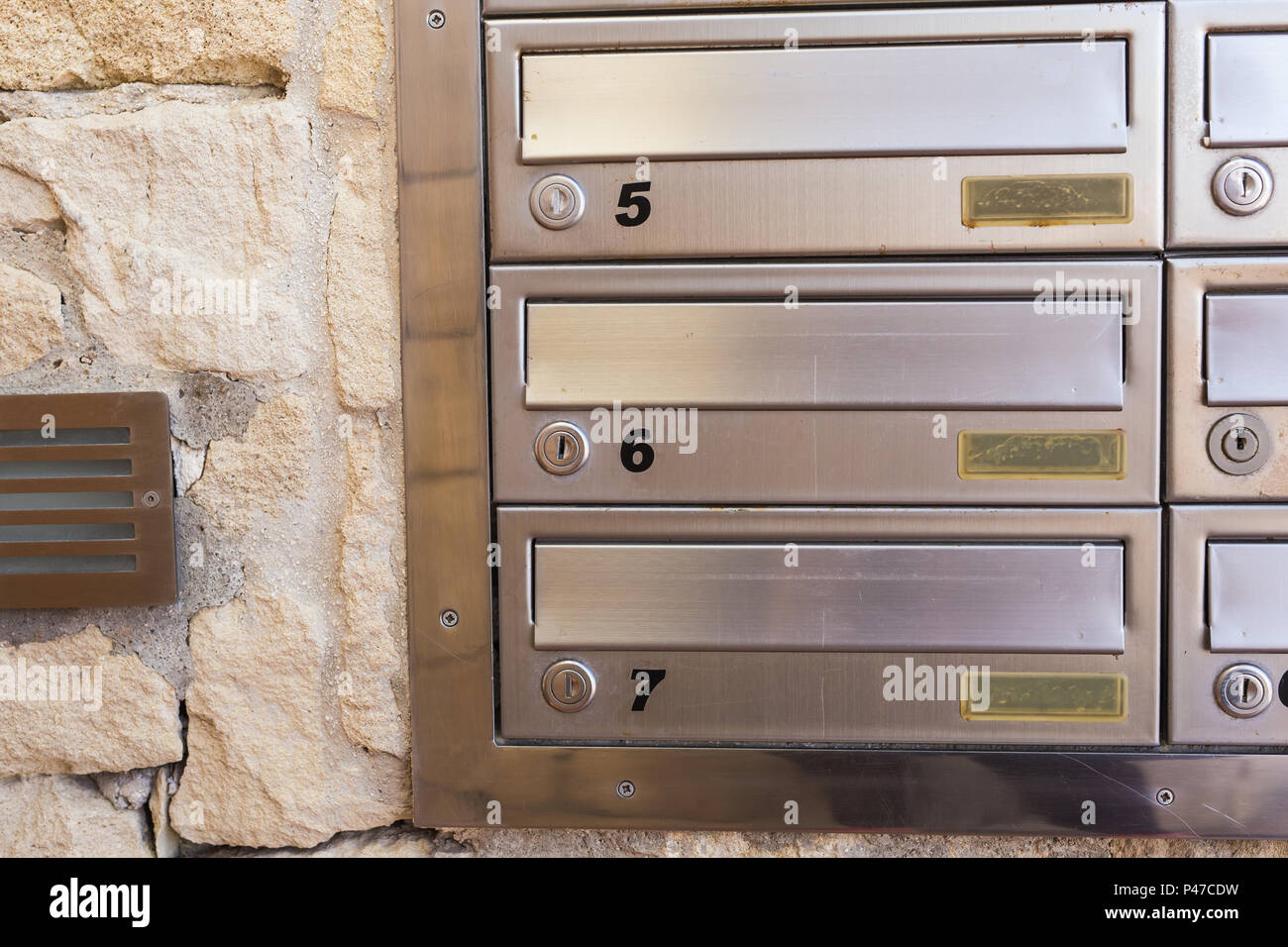 Portalettere ogni mattina offre lettere a queste caselle Foto Stock