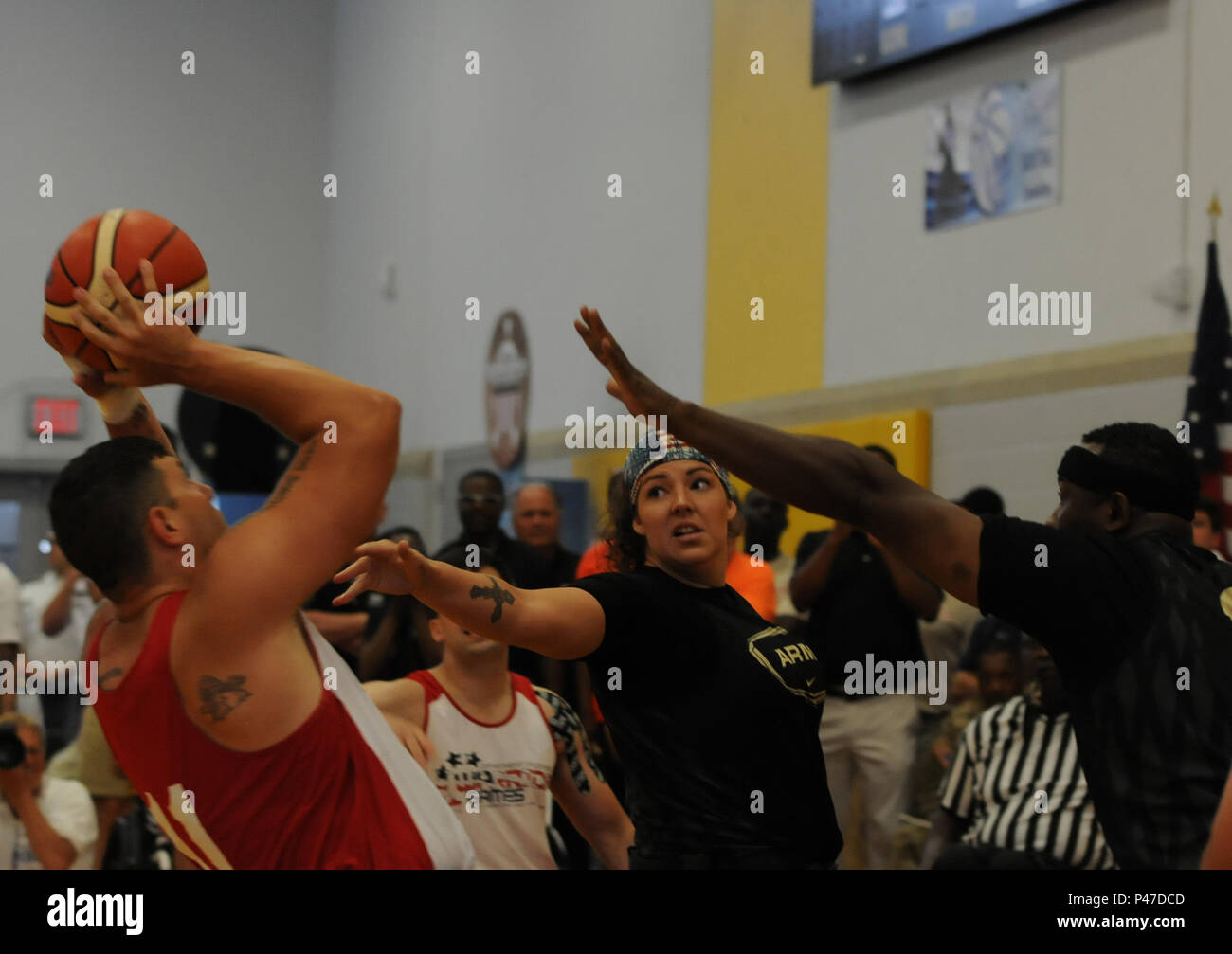 La riserva di esercito di Spc. Sydney Davis gioca difesa durante il basket in carrozzella campionato al 2016 DoD Warrior giochi presso l'U.S. Accademia Militare di West Point, N.Y. il 20 giugno. Davis ha guadagnato se stessa un double-double in 62-23 sconfitta del Team Marine. I giochi, in funzione da giugno 15-21, sono un paralimpico tipo di evento per i feriti e ammalati e feriti da personale militare in rappresentanza di tutti e quattro gli Stati Uniti Servizi, il Comando Operazioni Speciali e il Regno Unito. Foto Stock